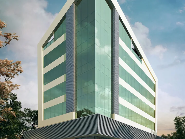 Fachada do edifício Union com faixas claras e janelas de vidro verde.